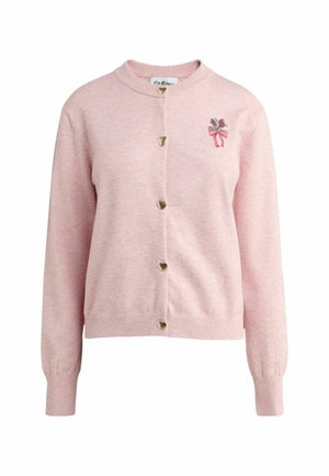 Lyserød cardigan med hjerteformede guldknapper og et lille broderet blomstermotiv med sløjfe på venstre bryst.