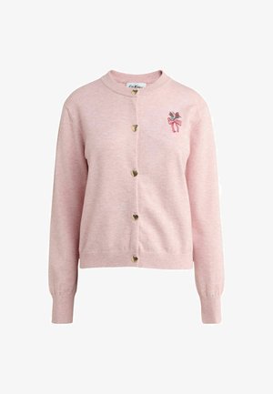 Lyserød cardigan med hjerteformede guldknapper og et lille broderet blomstermotiv med sløjfe på venstre bryst.