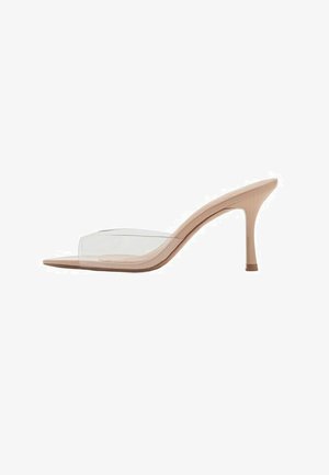 Mule nude à talon haut avec une large bride transparente sur les orteils et un talon aiguille sur fond blanc.