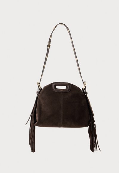 Sac à main en daim marron foncé avec poignée découpée, bandoulière réglable avec accents dorés, et longues franges sur les deux côtés.