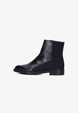Bottines avec un devant en cuir noir imprimé serpent et des côtés en daim bleu marine, dotées d'un bout rond et d'un talon plat pour une silhouette élancée.