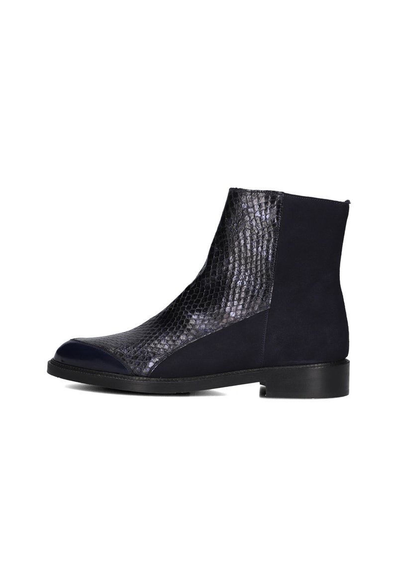 Bottines avec un devant en cuir noir imprimé serpent et des côtés en daim bleu marine, dotées d'un bout rond et d'un talon plat pour une silhouette élancée.