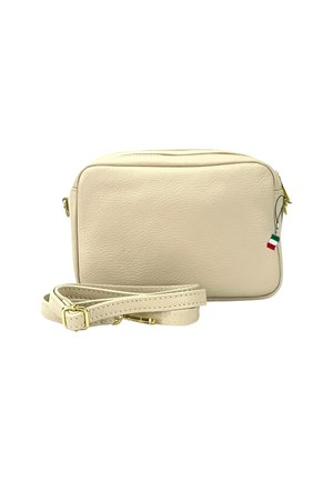 Crèmekleurige leren schoudertas met een gestructureerde afwerking, rechthoekige vorm, gouden hardware en een korte schouderriem. Voorzien van een klein accent van de Italiaanse vlag.