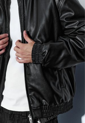 PULL&BEAR, Veste en similicuir - black