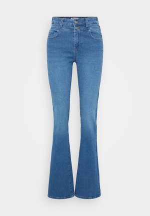 Modré denimové kalhoty s rozšířenými nohavicemi a vysokým pasem, s dvěma předními kapsami, zapínáním na knoflík a hladkým, mírně texturovaným povrchem.