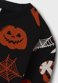 Svart stoff med oransje jack-o'-lanterner, oransje og hvite edderkoppnett og hvite bandasjerte godterimønstre, som antyder et Halloween-tema.