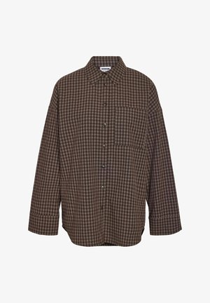 Camisa de manga larga con botones, en cuadros marrones y beige, con cuello, bolsillo en el pecho y puños con botones.