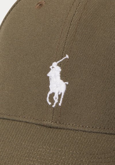 Caciulă de baseball de culoare verde măsliniu, cu o țesătură texturată. Prezintă un logo brodat alb cu jucător de polo pe partea din față. Vizor curbat, curea ajustabilă.