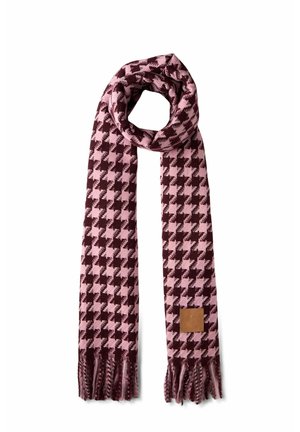 Bufanda en estampado de houndstooth rosa y burdeos con extremos desflecados y una etiqueta de marca de cuero. Hecha de un material suave y texturizado.