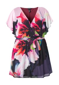 Robe enveloppante fleurie avec de courtes manches volantées, arborant des motifs vibrants de rose, violet et vert sur un fond sombre. Le tissu a une texture douce et fluide.