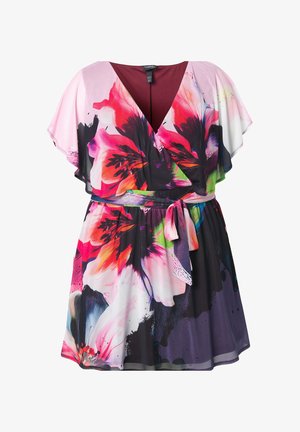 Kwiatowa sukienka w style wrap z krótkimi falbaniastymi rękawami, z intensywnymi różowymi, purpurowymi i zielonymi wzorami na ciemnym tle. Materiał ma miękką, zwiewną teksturę.