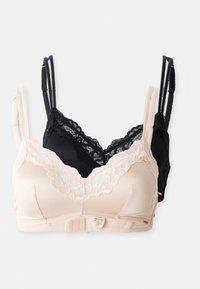 Deux soutiens-gorge, un noir et un rose clair, avec des bords en dentelle et un tissu lisse. Les deux ont des bretelles réglables et des fermetures à crochets.