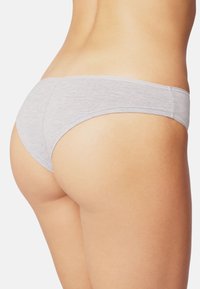 Graue Baumwollunterhosen haben ein nahtloses Design mit einer niedrigen Passform, bieten minimalen Schutz und eine weiche Textur.