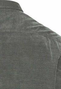 Grauhemden mit strukturierter Stoffqualität; sichtbare Nähte und glatte Oberfläche; detaillierte Naht am Rückensteg.