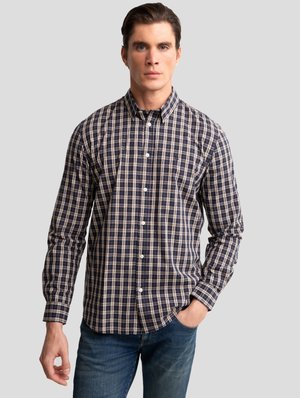 Marineblauwe en crèmekleurige geruite button-up shirt, lange mouwen, met kraagontwerp, gecombineerd met blauwe jeans, met een zachte stoftextuur.
