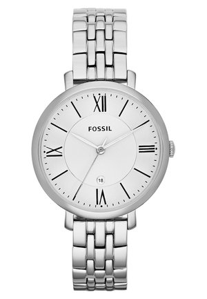 Silberne Fossil-Uhr mit römischen Ziffern, drei Zeigern, Datumsanzeige bei sechs Uhr und verbundenem Metallarmband.