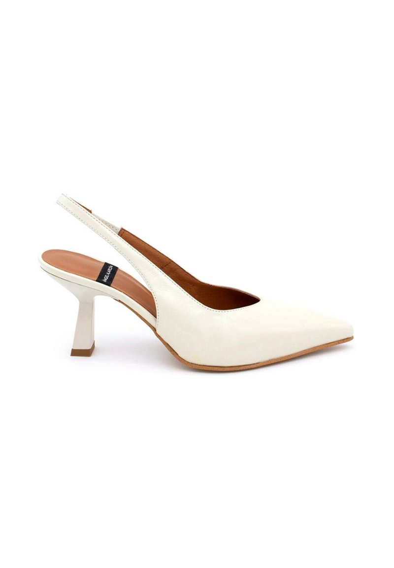 Slingback con tacco in pelle verniciata bianca, punta affusolata, tacco quadrato di 3 pollici, fianchi aperti e soletta marrone. Cinghietta regolabile sul tallone.