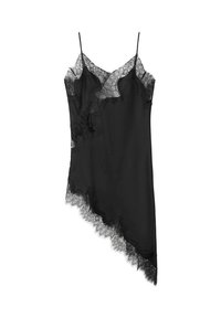 Vestido negro asimétrico tipo slip con ribete de encaje, tirantes finos y una textura suave de satén, con elaborados patrones de encaje floral a lo largo del dobladillo.