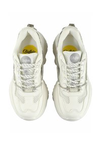 Hvite atletiske sneakers med pustende mesh- og syntetisk materiale, bølget såle, metalliske snørebånd og logo på tungen.