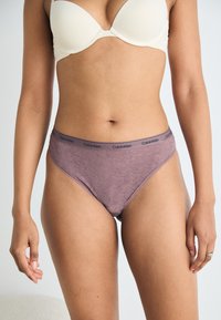 Lace bikinitruse i dempet lilla med Calvin Klein-logo på livdelen. Myk tekstur og klassisk høy utskæring.