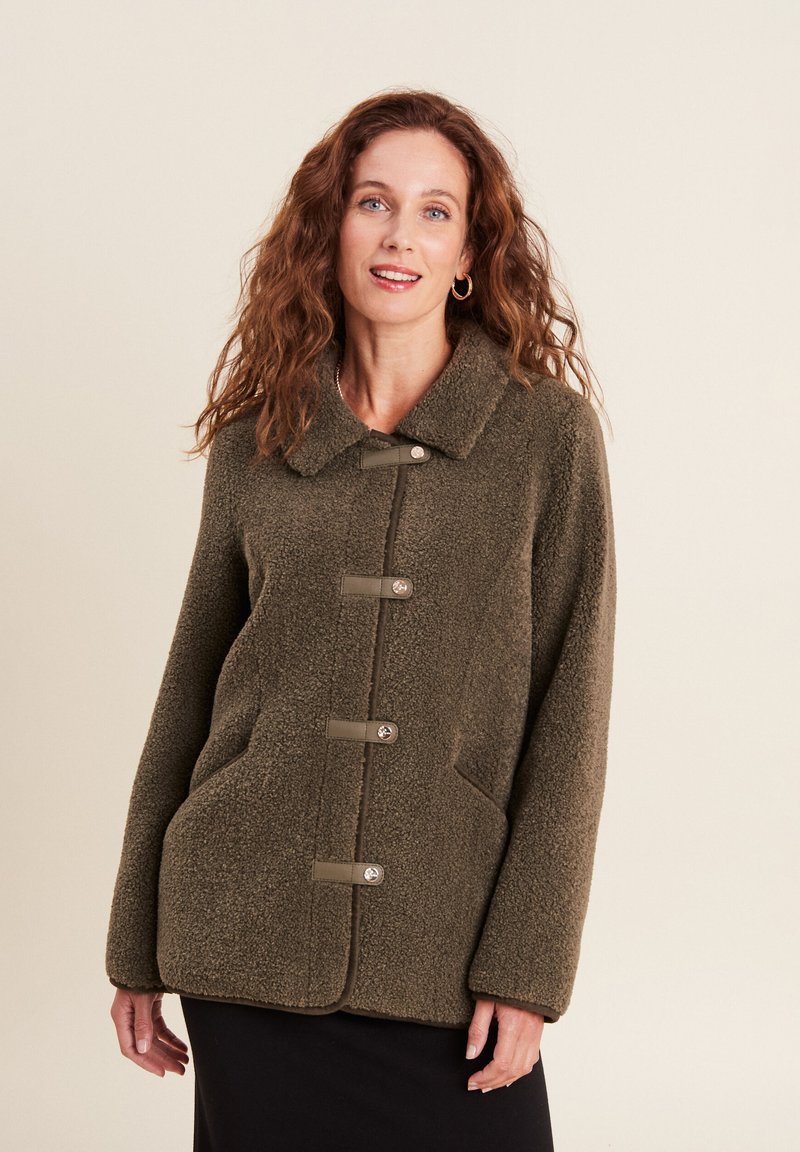 Olivgrüner Fleece-Mantel mit Kragen, Knopfverschluss und zwei seitlichen Taschen. Verfügt über eine weiche Textur und einen lockeren Schnitt.