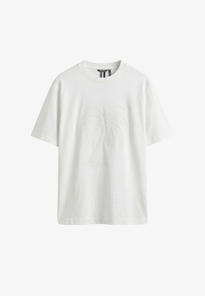 Weißes T-Shirt mit kurzen Ärmeln, vorn mit einem geprägten Palmenmuster und rundem Ausschnitt.