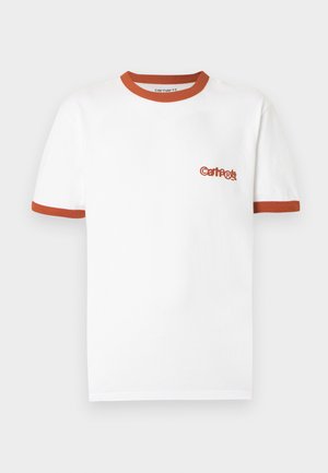 T-shirt en coton blanc avec col et poignets de manches côtelés orange. Présente un petit logo Carhartt rouge sur la poitrine gauche.
