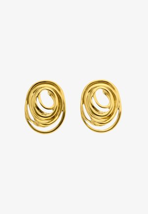 Para błyszczących złotych kolczyków z nachodzącymi na siebie, otwartymi owalnymi pętlami tworzącymi warstwowy, abstrakcyjny wzór na białym tle.