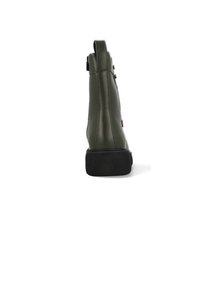 Groene waterdichte enkellaarzen met een gladde afwerking, achterste treklip en zwarte gestructureerde rubberen zolen. Klassieke vorm met minimale hardware.