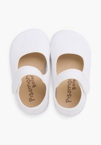 Weiße Leinen Mary Jane-Schuhe mit einer breiten, abgerundeten Spitze, verstellbarem Riemen und strukturierten Innensohlen-Details. Geeignet für Kinder.