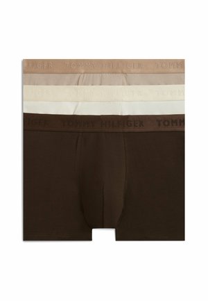 Drie paar herenboxershorts in beige, gebroken wit en donkerbruin, met Tommy Hilfiger-geëmboste taillestrips.