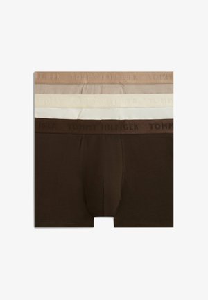 Drei Paar Herrenboxershorts in Beige, Off-White und Dunkelbraun mit Tommy Hilfiger geprägten Bunds.