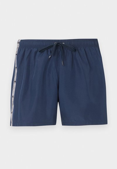 Μπλε σορτς κολύμβησης με ελαστική μέση, κορδόνι και λευκές ρίγες με το λογότυπο Moschino στα πλαϊνά.