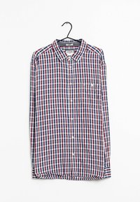 Rutigt bomullsskjorta i röd, marinblå och vit, med knapp-down krage, ficka framtill och långa ärmar, hängande på en svart krok.