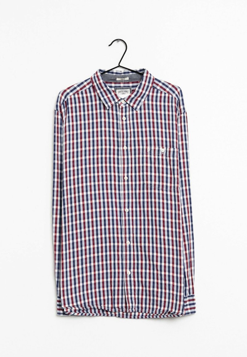 Rutigt bomullsskjorta i röd, marinblå och vit, med knapp-down krage, ficka framtill och långa ärmar, hängande på en svart krok.