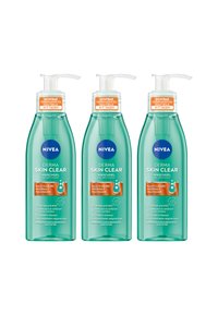 Drei transparente grüne Flaschen mit NIVEA Derma Skin Clear Gesichtsreiniger. Die Flaschen verfügen über weiße Pumpen, ein blaues Logo und orangefarbene Etiketten mit Produktinformationen.