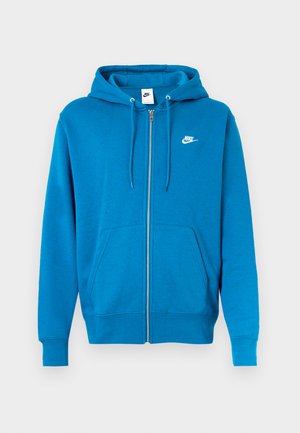 Türkisfarbene Kapuzenjacke mit Reißverschluss aus weichem Stoff, ausgestattet mit einer Kapuze, vorderen Taschen und einem weißen Nike-Logo auf der oberen linken Seite.
