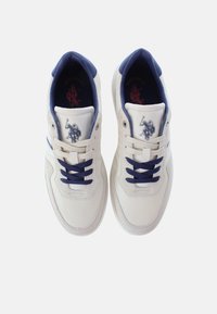 Fehér sneaker kék kiegészítőkkel, hálós és szintetikus anyagokból, kerek orral, lapos talppal, logó hímzéssel és kék fűzõvel.