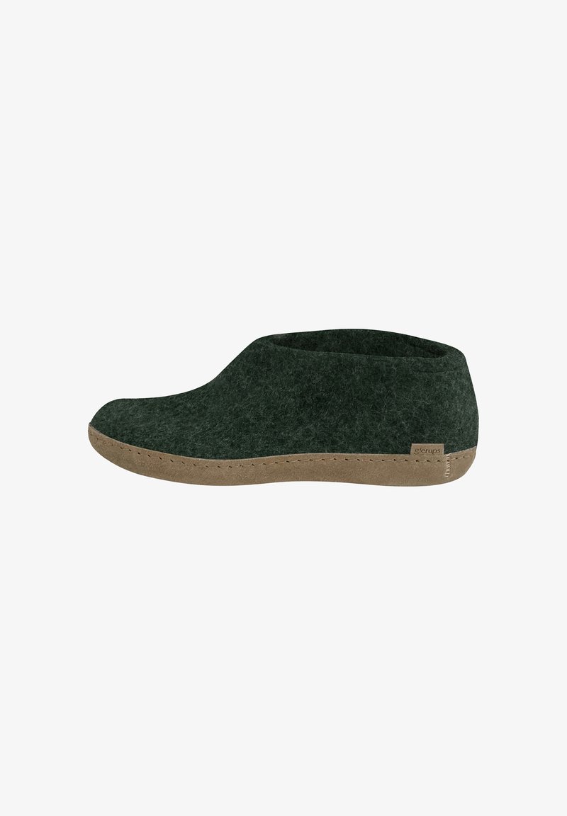 Chaussure à enfiler en feutre vert foncé avec semelle beige, hauteur basse à la cheville, texture douce et une petite étiquette en tissu sur le côté.