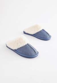 Sinised sametist sussid valge kunstkarusnahkse äärisega, ümarate varvaste ja tasase tallaga.