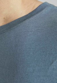 Jack & Jones JJENOA TEE CREW NECK - Lihtne T-särk - grisaille