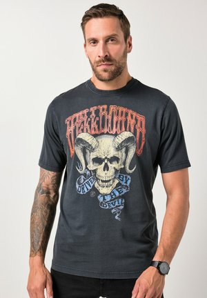 Sort kortermet t-shirt med et stort kraniumgrafik med vædderhorn, tekst "Hellbound Driven by the Devil" i rød og blå.