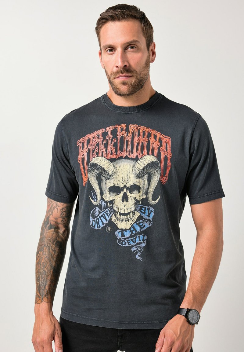 Sort kortermet t-shirt med et stort kraniumgrafik med vædderhorn, tekst "Hellbound Driven by the Devil" i rød og blå.