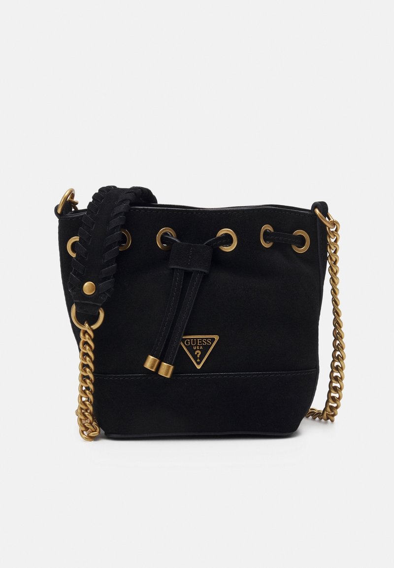 Bolso de cubo de ante negro con herrajes dorados, correa trenzada, placa con logo, cierre de cordón y acento de cadena en la correa de hombro.