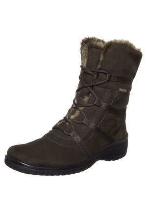 Donkerbruine suède winterlaars met voering van bont, veterontwerp en zwarte rubberen zool voor grip en comfort.