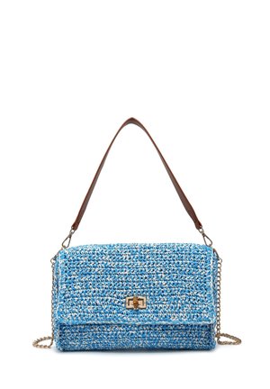 Blauw-witte geweven handtas met een bruine leren schouderriem, zilveren ketting en een zilveren draaisluiting in het midden van de klep.