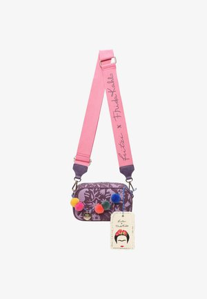 Lila Stoff-Crossbody-Tasche mit floralem Muster, pinkfarbenem verstellbarem Tragegurt und Pom-Pom-Akzenten. Enthält ein Frida Kahlo-Tag.