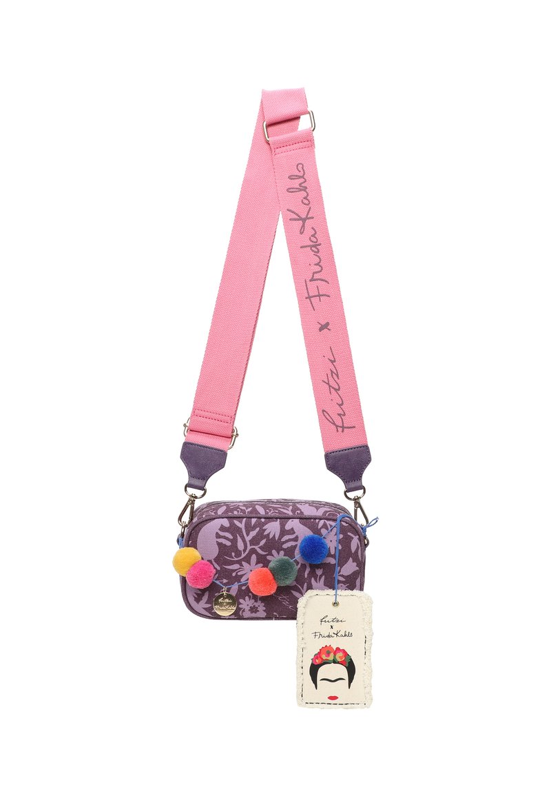 Lila Stoff-Crossbody-Tasche mit floralem Muster, pinkfarbenem verstellbarem Tragegurt und Pom-Pom-Akzenten. Enthält ein Frida Kahlo-Tag.