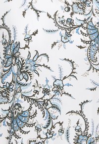 Tessuto bianco con intricati motivi floreali blu e marroni, caratterizzato da vortici e motivi fogliari. Texture liscia; design dettagliato in tutto.