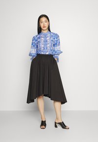 Alice + Olivia ILAN - Button-down blouse - greek tile/blue - Zalando.de